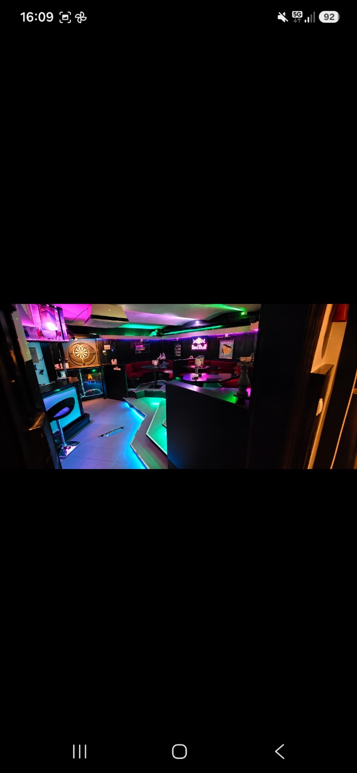 Lounge und Sitzbereich mit bunter Beleuchtung im Steh’Beisl